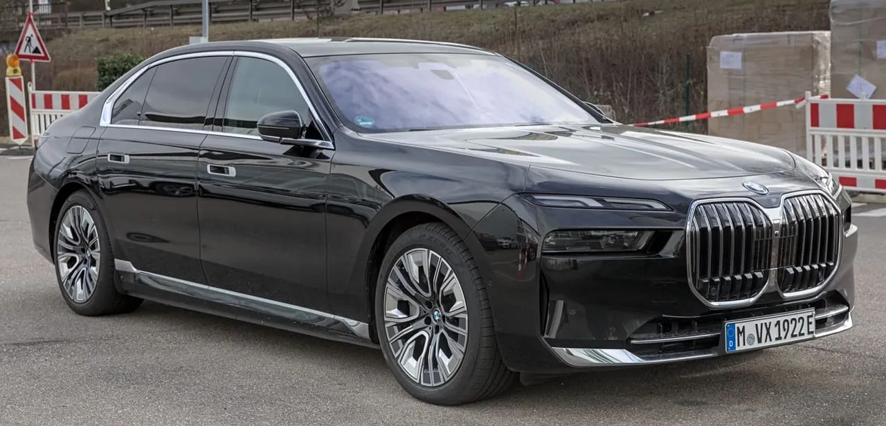 A black BMW 7 Series saloon of the current G70 generation