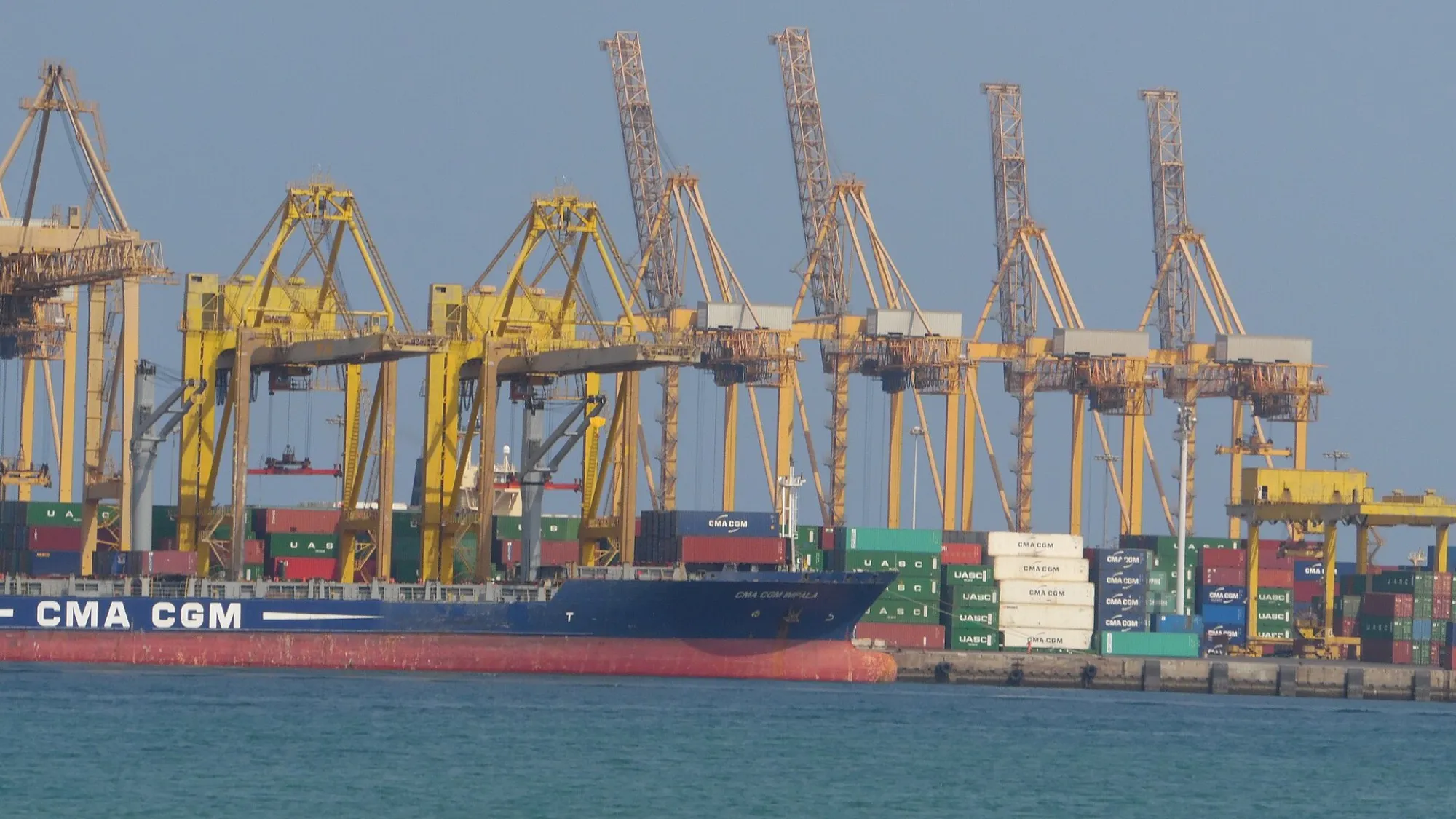 A container ship alongside the gantry cranes at Khor Fakkan port
