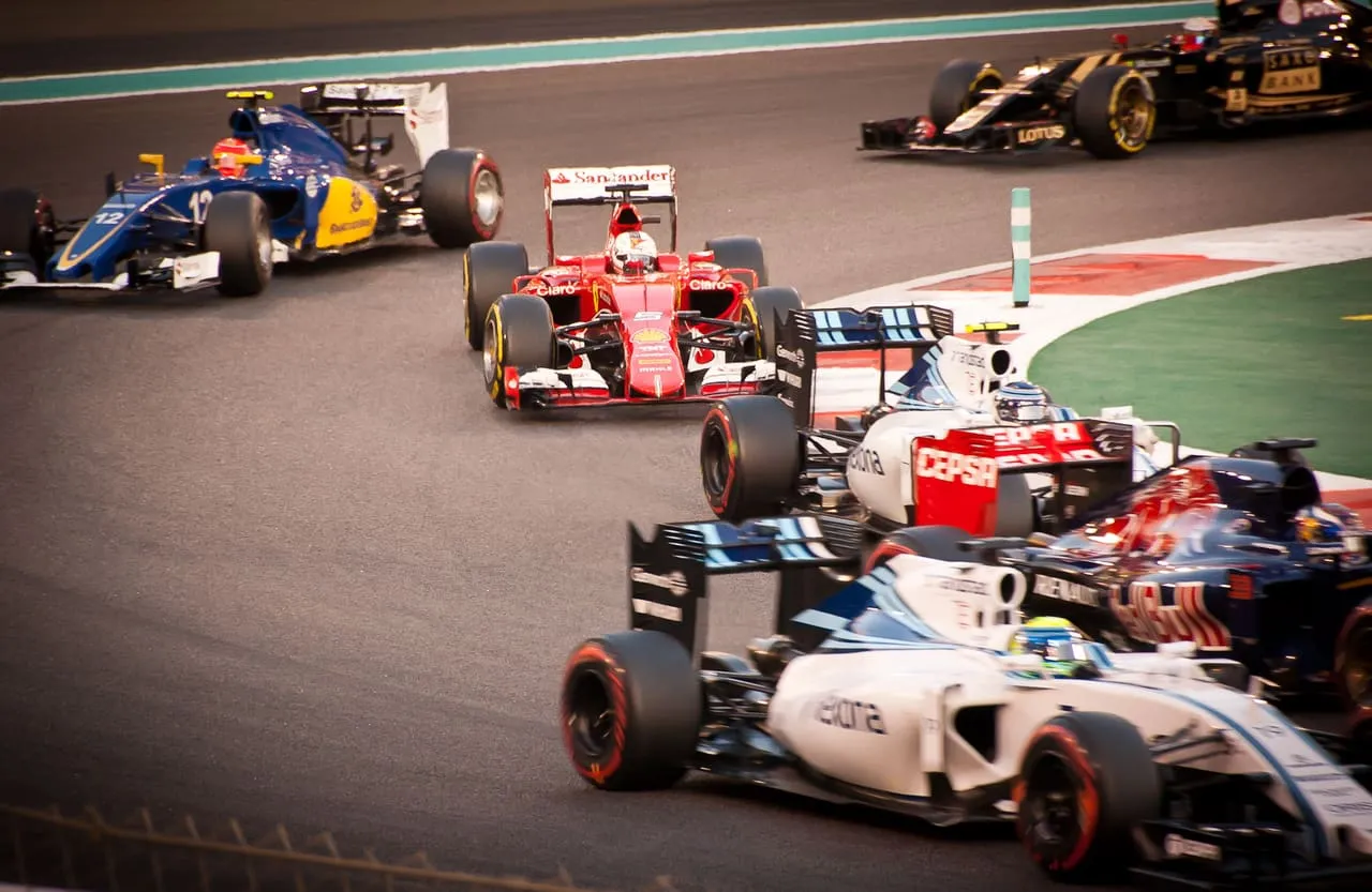 Formula 1 cars bunched together through a corner at the start of the 2015 Abu Dhabi Grand Prix